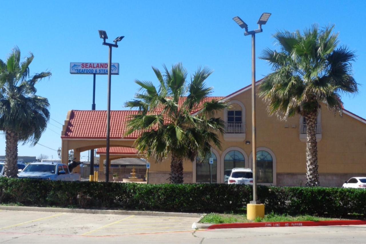 Super 8 By Wyndham Brenham Tx Hotel Exterior photo